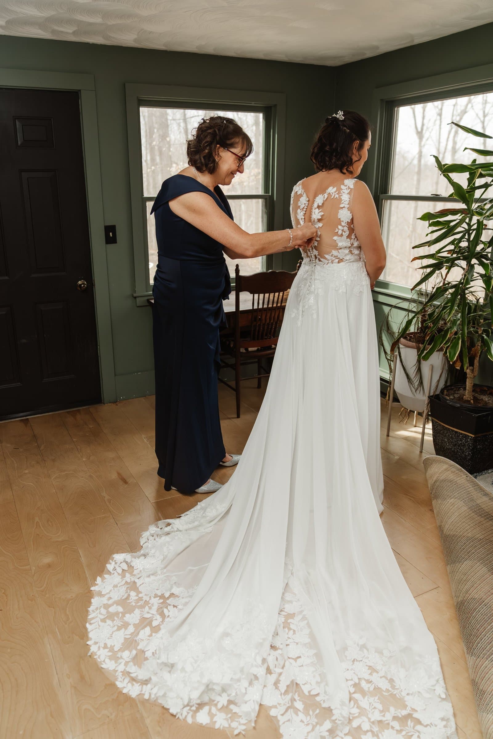 Getting Ready Wedding Photos: Room, Details and Timing